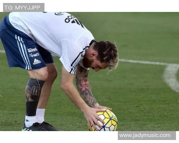 足球明星大腿纹身背后的故事与意义揭秘