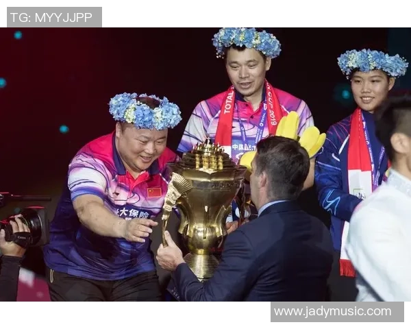 重庆羽毛球队与上海羽毛球队赛后复盘分析团队配合与战术策略的成功与不足